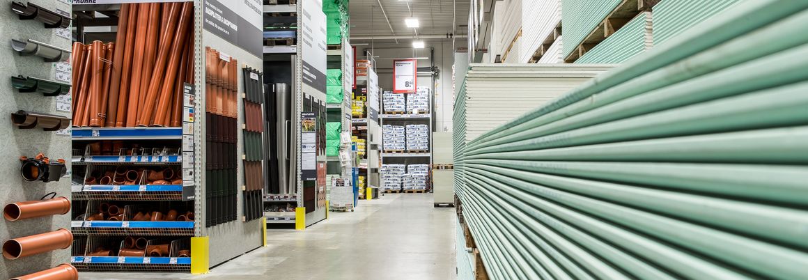 Baumarktgang mit Baumaterialien